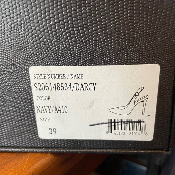 SOLD
Alice and Olivia Stilettos 39 EU , fits like a US size 7 1/2 - 8 . - Picture 5 of 6